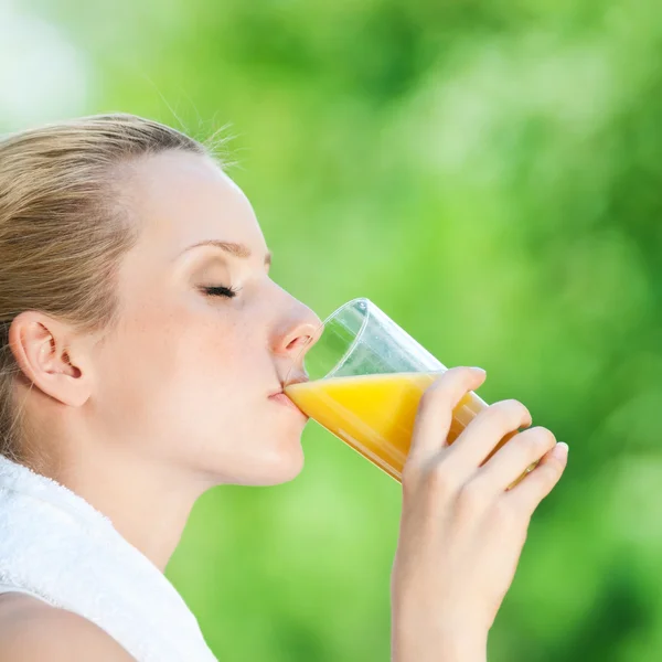 Woman drinking juice after exercise — Stock Photo, Image