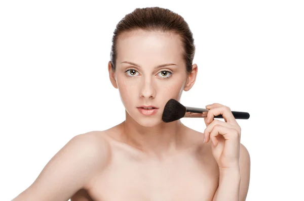 Hermosa mujer joven adulta aplicando cepillo cosmético — Foto de Stock
