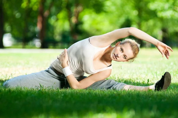 Молодая женщина делает упражнения йоги — стоковое фото