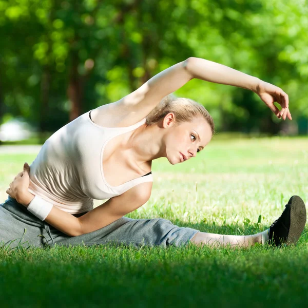 Jonge vrouw doet yoga oefening — Stockfoto