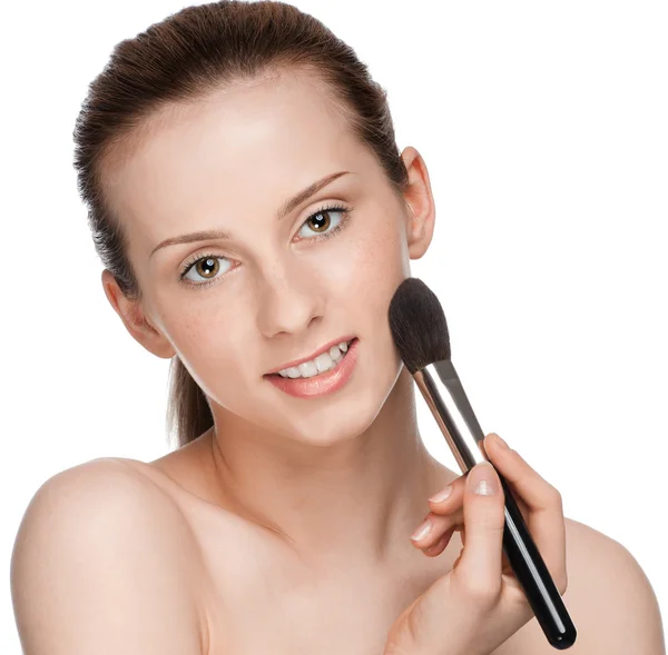 Mulher adulta jovem bonita aplicando escova cosmética — Fotografia de Stock