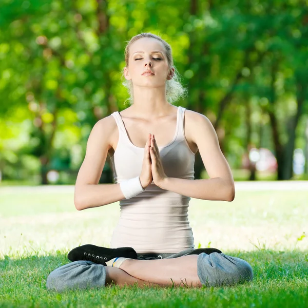 Giovane donna che fa esercizio yoga — Foto Stock