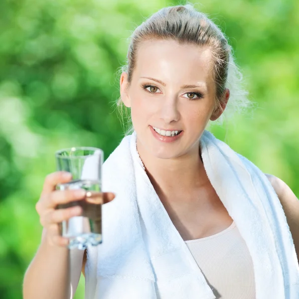 Vrouw die water drinkt na inspanning — Stockfoto