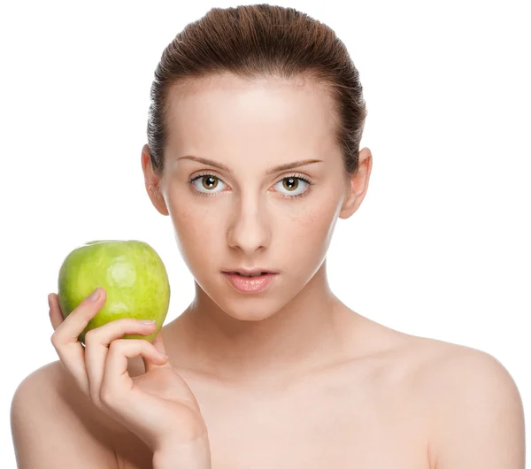 Жінка їсть зелене яблуко — стокове фото