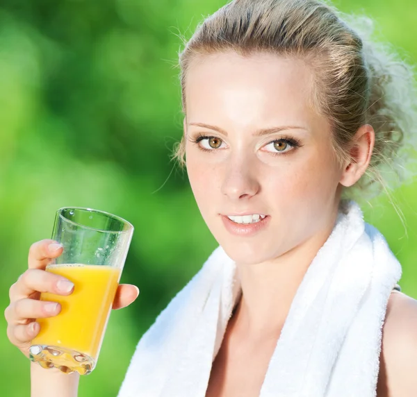 Woman drinking juice after exercise — Stock Photo, Image