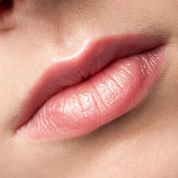 Los labios de cerca de la belleza mujer joven —  Fotos de Stock