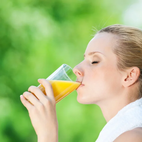 Mujer bebiendo jugo después del ejercicio —  Fotos de Stock