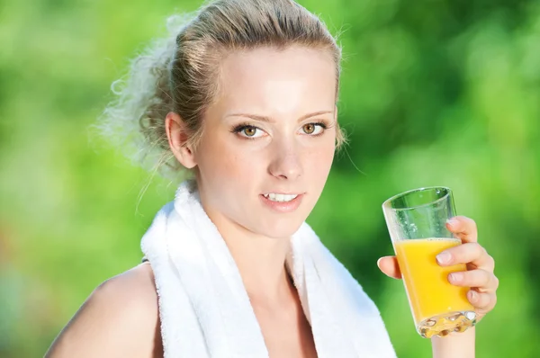 Mujer bebiendo jugo después del ejercicio — Foto de Stock