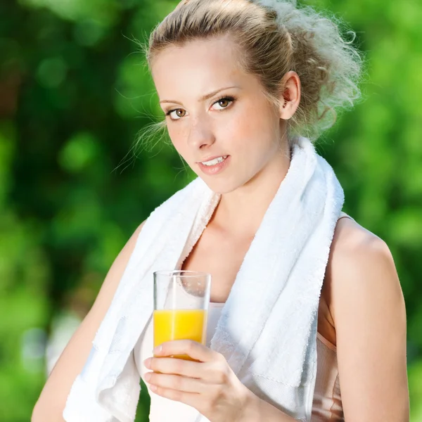 运动后喝果汁的女人 — 图库照片