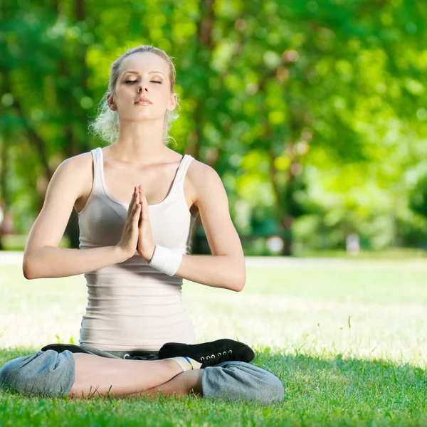 Giovane donna che fa esercizio yoga — Foto Stock