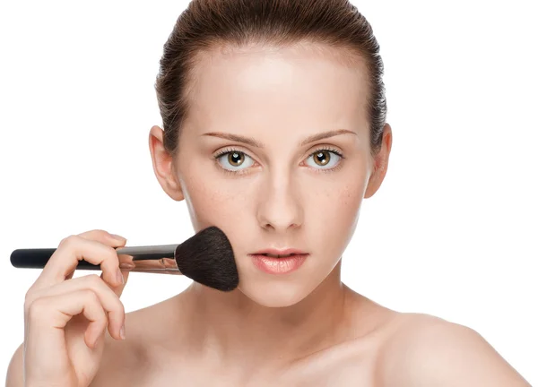 Beautiful young adult woman applying cosmetic brush — Stock Photo, Image