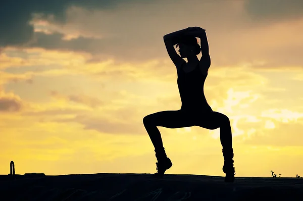 Silueta tančící žena západem slunce. Jóga — Stock fotografie