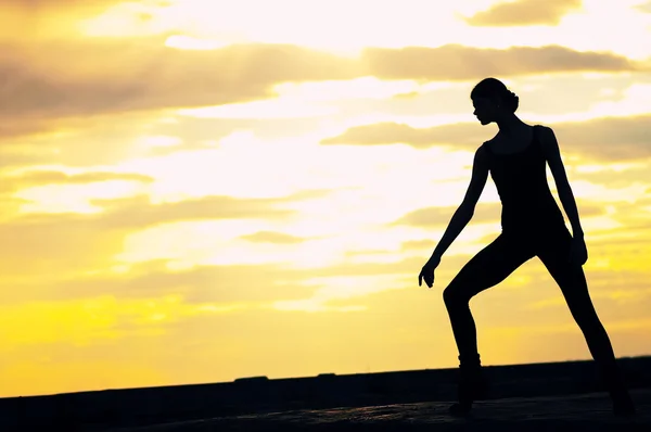 Silhouette of dancing woman over sunset. Yoga — Stock Photo, Image