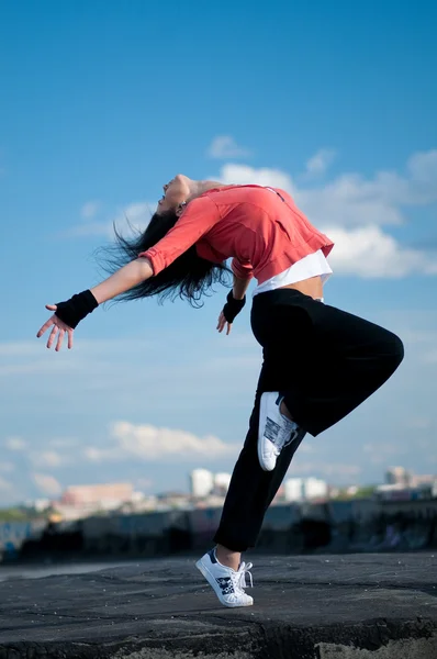 Mujer bailando hip hop sobre cielo azul —  Fotos de Stock
