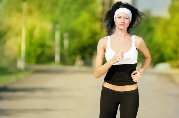 Mujer corriendo en el parque verde —  Fotos de Stock