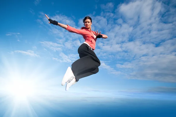 Sport nő ugrás és repülni, mint ég és a nap — Stock Fotó