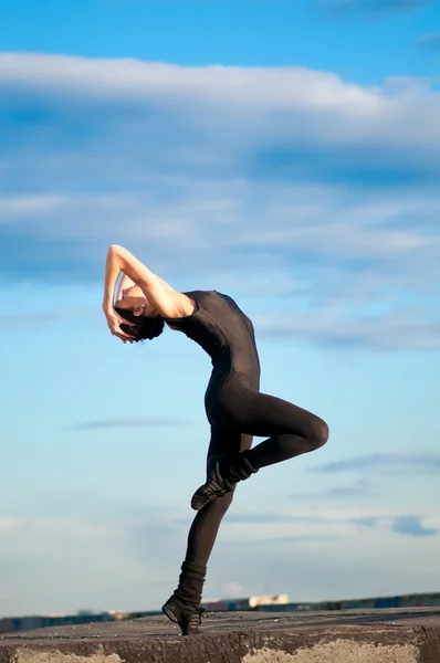 Dansende vrouw over blauwe hemel. Yoga — Stockfoto