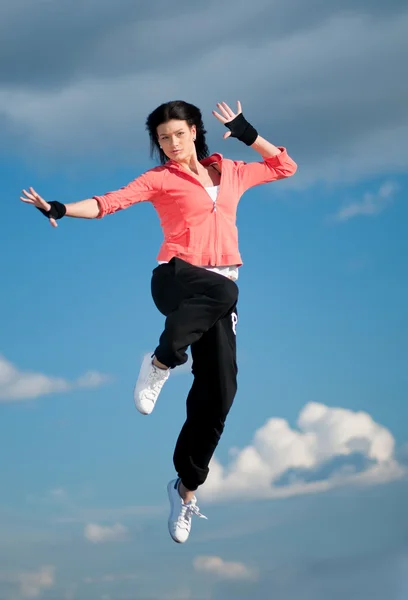 Sport vrouw springen en vliegen over hemel — Stockfoto