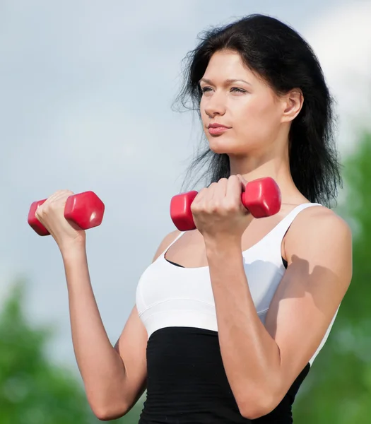 Mulher fazendo exercício com halteres — Fotografia de Stock