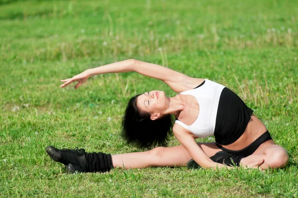 Frau macht Dehnübungen. Yoga — Stockfoto
