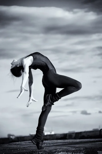Bailando mujer sobre el cielo azul. Yoga — Foto de Stock
