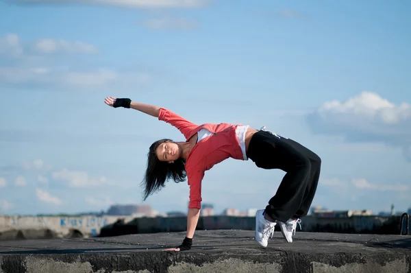 Frau tanzt Hip-Hop über blauen Himmel — Stockfoto