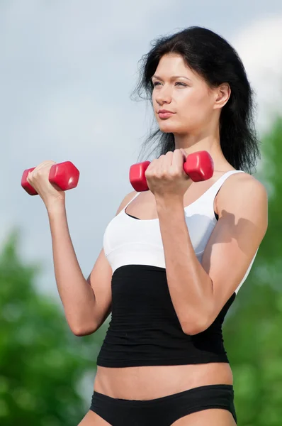Mujer haciendo ejercicio con mancuerna —  Fotos de Stock