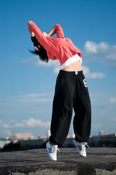 Mujer bailando hip hop sobre cielo azul — Foto de Stock