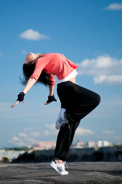 Mulher dançando hip hop sobre o céu azul — Fotografia de Stock