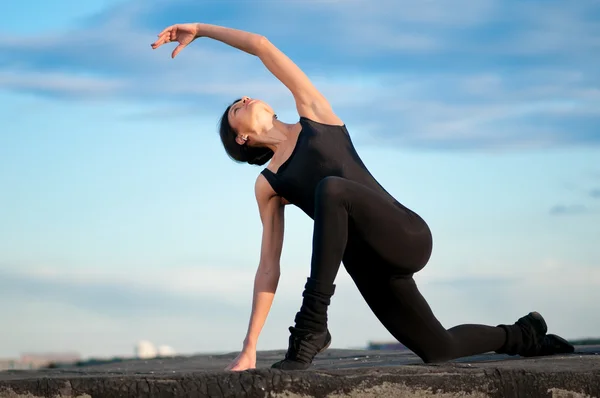 Bailando mujer sobre el cielo azul. Yoga —  Fotos de Stock