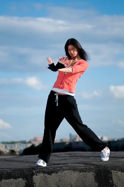Женщина танцует хип-хоп над голубым небом — стоковое фото
