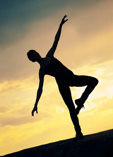 日没で踊る女性のシルエット。ヨガ — ストック写真
