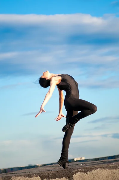 Mulher dançante sobre o céu azul. Yoga — Fotografia de Stock