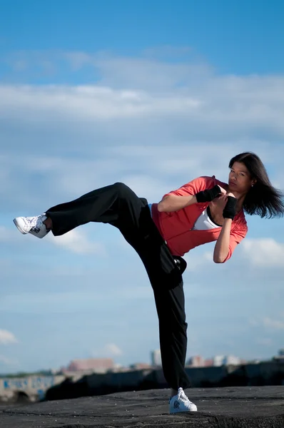 Mujer bailando hip hop sobre cielo azul — Foto de Stock