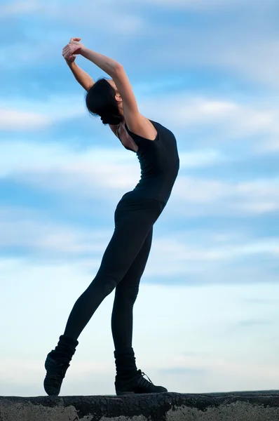Tańcząca kobieta przez błękitne niebo. Joga — Zdjęcie stockowe