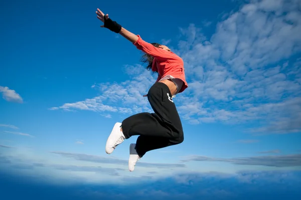 스포츠 여자 점프 하 고 하늘에 비행 — 스톡 사진