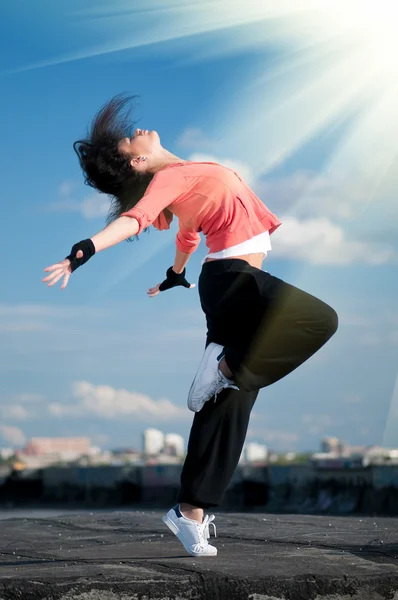 Ženy tančí hip-hop modrá obloha a slunce — Stock fotografie