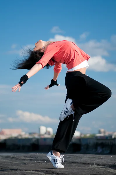 Женщина танцует хип-хоп над голубым небом — стоковое фото