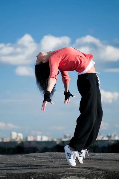 Kobieta tańczy hip-hop nad niebieski niebo — Zdjęcie stockowe