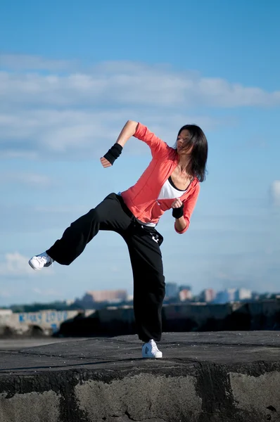 Kvinna dansar hiphop under blå himmel — Stockfoto