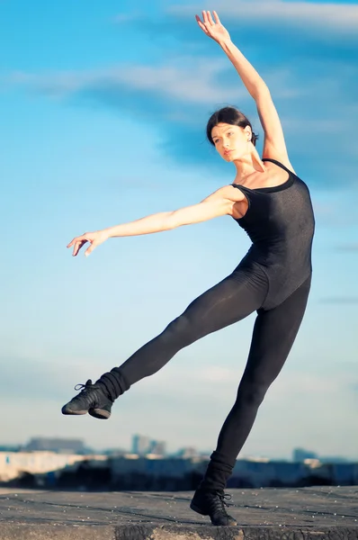 Dansende vrouw over blauwe hemel. Yoga — Stockfoto