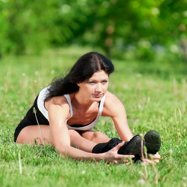 Kobieta robi ćwiczenia rozciągające. Joga — Zdjęcie stockowe