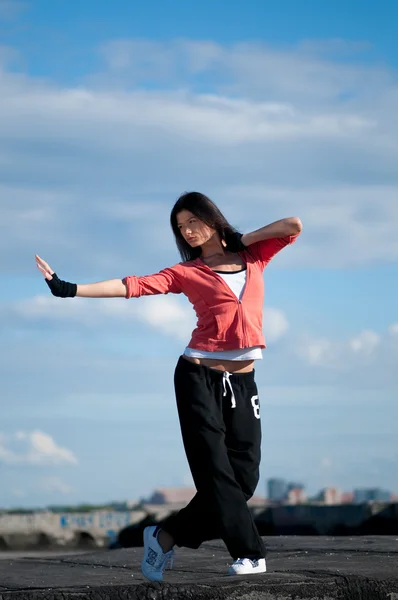 Üzerinde mavi gökyüzü hip hop dans kadın — Stok fotoğraf