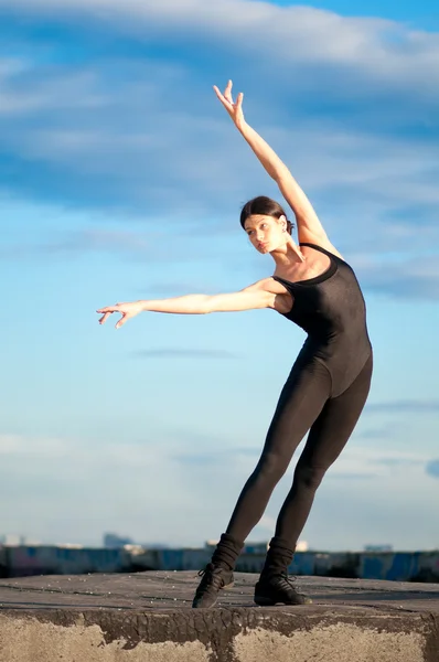 青い空の上の女性に踊る。ヨガ — ストック写真