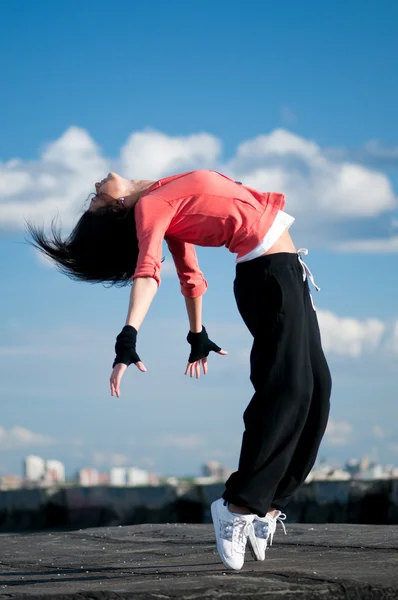 Üzerinde mavi gökyüzü hip hop dans kadın — Stok fotoğraf