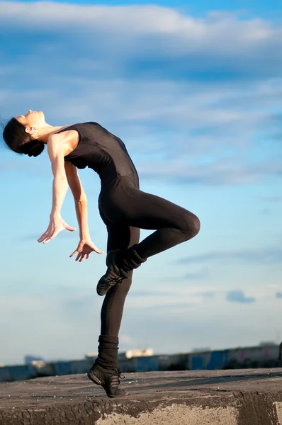 Dansande kvinna över blå himmel. Yoga — Stockfoto