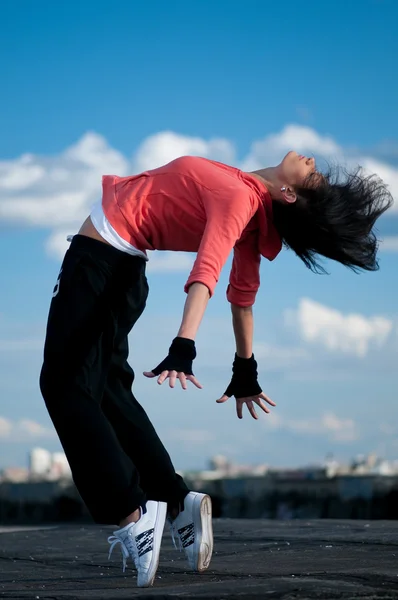 Femme dansant hip hop sur ciel bleu — Photo