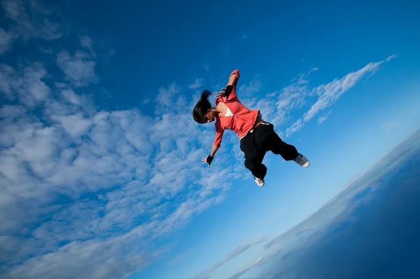 Kobieta Sport skoki i latać nad niebo — Zdjęcie stockowe