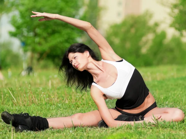 Mulher a fazer exercício de alongamento. Yoga — Fotografia de Stock