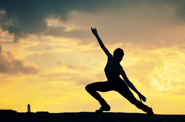 日落的舞蹈女人的剪影。瑜伽 — 图库照片